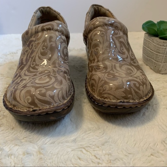 𝅺B.O.C born concept tan beige Peggy clogs tooled embossed leather mules - Picture 2 of 8